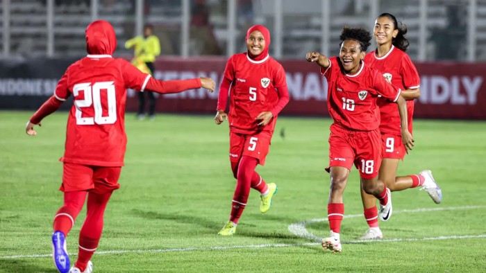 Pemain Timnas Putri Indonesia,Marcela Awi, merayakan gol ke gawang Singapura dalam laga uji coba di Stadion Madya, Senayan, Jakarta, Selasa, (28/5/2024) malam. [Bola.com/Bagaskara L]