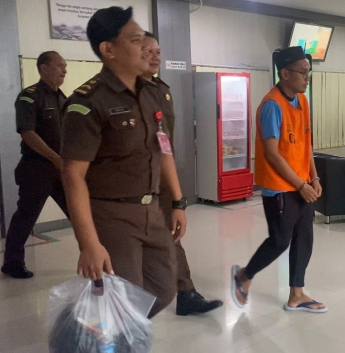 Setelah dilakukanmya penyerahan tersangka dan barang bukti (perkara Tahap II), kemudian ditahan, Selasa (25/6/2024). (SuarIndonesia/Ist)
