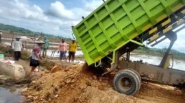 Penimbunan tanah untuk peningkatan jalan usaha tani di Desa Bangunrejo, Kecamatan Tenggarong Seberang, Kabupaten Kukar, Kaltim, Selasa (4/6/2024). [Antara/HO Pendim 0906/Kukar]
