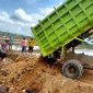 Penimbunan tanah untuk peningkatan jalan usaha tani di Desa Bangunrejo, Kecamatan Tenggarong Seberang, Kabupaten Kukar, Kaltim, Selasa (4/6/2024). [Antara/HO Pendim 0906/Kukar]
