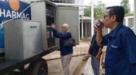 Dua pengunjung Kota Nusantara sedang mengambil dan menikmati air embun di kawasan HPK IKN. [ANTARA/M Ghofar]