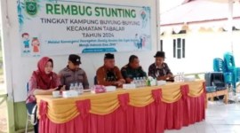 Wakil Sementara Danramil 09/Biatan Kodim 0902/Kabupaten Berau Lettu Inf Budi Santoso saat mengikuti rembuk stunting di Kampung Buyung-Buyung, Kabupaten Berau, Kaltim, Jumat (21/6/2024). [Antara/ HO Penrem 091/ASN]