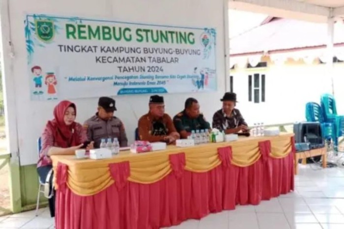 Wakil Sementara Danramil 09/Biatan Kodim 0902/Kabupaten Berau Lettu Inf Budi Santoso saat mengikuti rembuk stunting di Kampung Buyung-Buyung, Kabupaten Berau, Kaltim, Jumat (21/6/2024). [Antara/ HO Penrem 091/ASN]