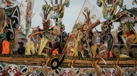 Peserta lomba menampilkan tarian Dayak di atas perahu hias saat menyusuri Sungai Kahayan di Palangka Raya, Senin  20/5/2024) lalu. Lomba perahu hias digelar sebagai bagian dari FBIM 2024. [ANTARA/Auliya Rahman]