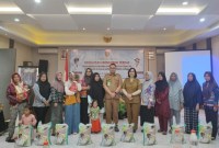 Disdagperin Kalteng memberikan bantuan berupa beras kepada masyarakat yang menjadi sasaran edukasi konsumen cerdas di Kabupaten Kapuas belum lama ini. [ANTARA/HO-Arsip Disdagperin Kalteng]