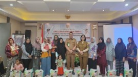 Disdagperin Kalteng memberikan bantuan berupa beras kepada masyarakat yang menjadi sasaran edukasi konsumen cerdas di Kabupaten Kapuas belum lama ini. [ANTARA/HO-Arsip Disdagperin Kalteng]
