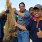 Kepala Dislutkan Kalteng Darlianjah turut serta dalam panen parsial kelima pada Shrimp Estate Berkah di Sukamara, Sabtu (11/5/2024) bulan lalu. [ANTARA/HO-Dislutkan Kalteng]