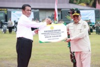 Menteri Pertanian Amran Sulaiman menyerahkan secara simbolis bantuan alsintan kepada Pemprov Kalteng yang diterima Sekretaris Daerah Nuryakin, Palangka Raya, Jumat (14/6/2024). [ANTARA/HO-Diskominfosantik Kalteng]