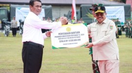 Menteri Pertanian Amran Sulaiman menyerahkan secara simbolis bantuan alsintan kepada Pemprov Kalteng yang diterima Sekretaris Daerah Nuryakin, Palangka Raya, Jumat (14/6/2024). [ANTARA/HO-Diskominfosantik Kalteng]