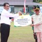 Menteri Pertanian Amran Sulaiman menyerahkan secara simbolis bantuan alsintan kepada Pemprov Kalteng yang diterima Sekretaris Daerah Nuryakin, Palangka Raya, Jumat (14/6/2024). [ANTARA/HO-Diskominfosantik Kalteng]