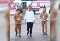 Presiden Joko Widodo saat berkunjung ke Sampit didampingi Gubernur Kalteng Sugianto Sabran (kanan) dan Bupati Kotim Halikinnor (kiri), Rabu(26/6/2024). [ANTARA/HO-Diskominfo Kotim]