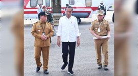 Presiden Joko Widodo saat berkunjung ke Sampit didampingi Gubernur Kalteng Sugianto Sabran (kanan) dan Bupati Kotim Halikinnor (kiri), Rabu(26/6/2024). [ANTARA/HO-Diskominfo Kotim]