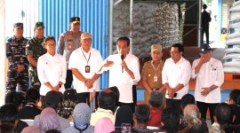 Presiden Jokowi menyapa warga penerima bantuan pangan didampingi Gubernur Kalteng Sugianto Sabran (tiga dari kanan), Dirut Bulog Bayu Krisnamurthi (dua dari kiri), serta lainnya, gudang Bulog di Palangka Raya, Rabu (26/6/2024) sore. [ANTARA/Auliya Rahman]