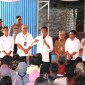 Presiden Jokowi menyapa warga penerima bantuan pangan didampingi Gubernur Kalteng Sugianto Sabran (tiga dari kanan), Dirut Bulog Bayu Krisnamurthi (dua dari kiri), serta lainnya, gudang Bulog di Palangka Raya, Rabu (26/6/2024) sore. [ANTARA/Auliya Rahman]