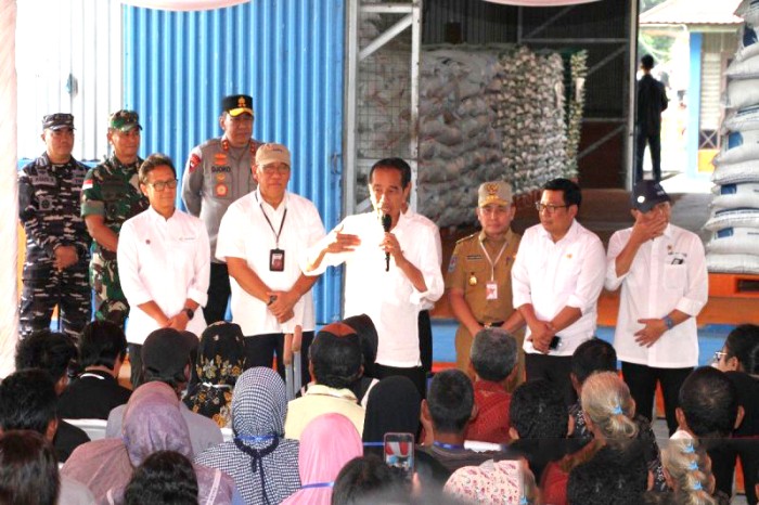Presiden Jokowi menyapa warga penerima bantuan pangan didampingi Gubernur Kalteng Sugianto Sabran (tiga dari kanan), Dirut Bulog Bayu Krisnamurthi (dua dari kiri), serta lainnya, gudang Bulog di Palangka Raya, Rabu (26/6/2024) sore. [ANTARA/Auliya Rahman]