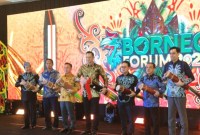 Menteri ATR/BPN Agus Harimurti Yudhoyono (tengah) bersama Gubernur Kalteng Sugianto Sabran (tiga dari kiri), serta Ketua GAPKI, Anggota DPD RI serta lainnya membuka Borneo Forum 2024 di Palangka Raya, Jumat (28/6/2024). [ANTARA/Muhammad Arif Hidayat]