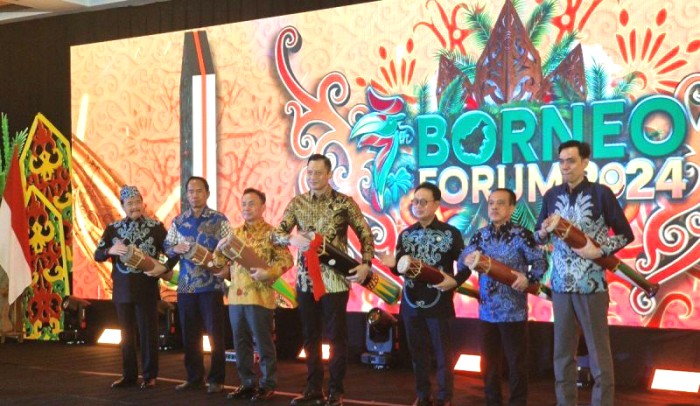 Menteri ATR/BPN Agus Harimurti Yudhoyono (tengah) bersama Gubernur Kalteng Sugianto Sabran (tiga dari kiri), serta Ketua GAPKI, Anggota DPD RI serta lainnya membuka Borneo Forum 2024 di Palangka Raya, Jumat (28/6/2024). [ANTARA/Muhammad Arif Hidayat]