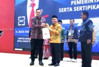 Menteri ATR/BPN Agus Harimurti Yudhoyono menyerahkan sertipikat HAT aset Pemprov Kalteng kepada Gubernur Sugianto Sabran di Palangka Raya, Jumat (28/6/2024). [ANTARA/M Arif Hidayat]
