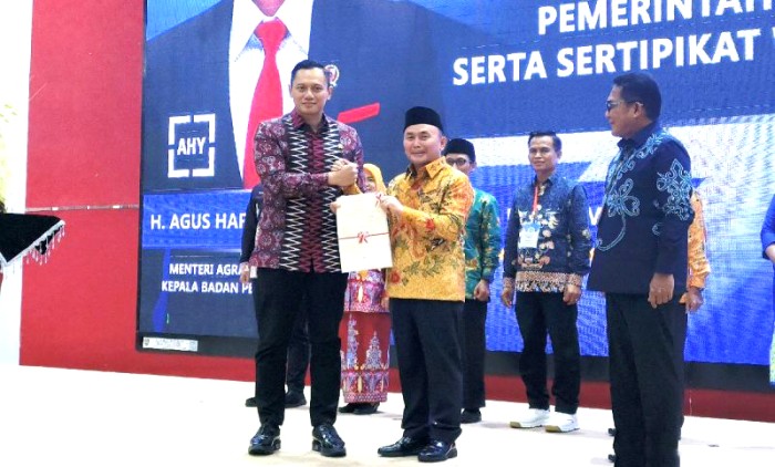 Menteri ATR/BPN Agus Harimurti Yudhoyono menyerahkan sertipikat HAT aset Pemprov Kalteng kepada Gubernur Sugianto Sabran di Palangka Raya, Jumat (28/6/2024). [ANTARA/M Arif Hidayat]
