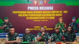 Pers rilis penyerahan senjata api hasil operasi Satgas Pamtas RI- Malaysia di Pontianak, Rabu (12/6/2024). [ANTARA/Dedi]
