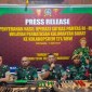 Pers rilis penyerahan senjata api hasil operasi Satgas Pamtas RI- Malaysia di Pontianak, Rabu (12/6/2024). [ANTARA/Dedi]