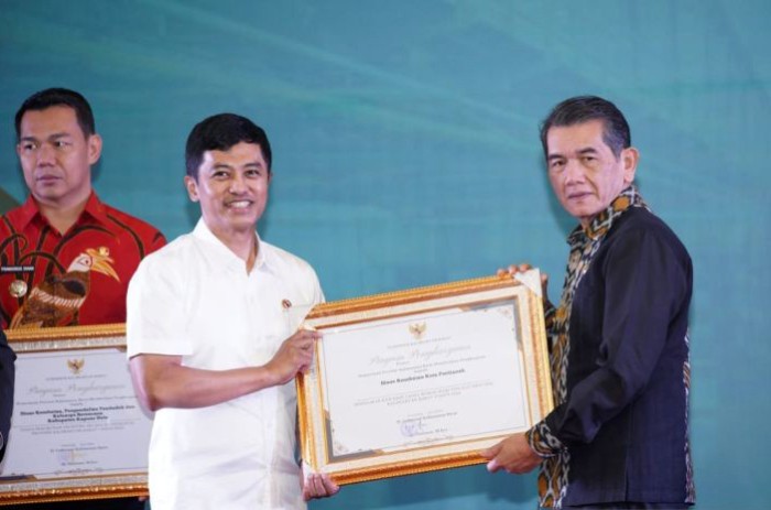 Pontianak meraih penghargaan atas komitmen dalam penerapan kawasan tanpa rokok. [ANTARA/Dedi]