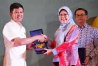 Wakil Menteri Kesehatan RI Dante Saksono Habuwono menyerahkan penghargaan Best Practice Percepatan Penurunan Stunting kepada Sekretaris Dinas Kesehatan Kota Pontianak Rifka. [ANTARA/Dedi]