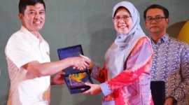 Wakil Menteri Kesehatan RI Dante Saksono Habuwono menyerahkan penghargaan Best Practice Percepatan Penurunan Stunting kepada Sekretaris Dinas Kesehatan Kota Pontianak Rifka. [ANTARA/Dedi]