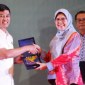Wakil Menteri Kesehatan RI Dante Saksono Habuwono menyerahkan penghargaan Best Practice Percepatan Penurunan Stunting kepada Sekretaris Dinas Kesehatan Kota Pontianak Rifka. [ANTARA/Dedi]