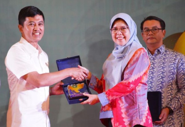Wakil Menteri Kesehatan RI Dante Saksono Habuwono menyerahkan penghargaan Best Practice Percepatan Penurunan Stunting kepada Sekretaris Dinas Kesehatan Kota Pontianak Rifka. [ANTARA/Dedi]