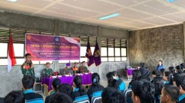 Prajurit TNI memberikan materi wawasan kebangsaan di SMA Negeri 1 Entikong perbatasan Indonesia-Malaysia, di wilayah Kabupaten Sanggau Kalimantan Barat, Rabu (5/6/2024). [ANTARA/HO-Penrem 121/Abw] 