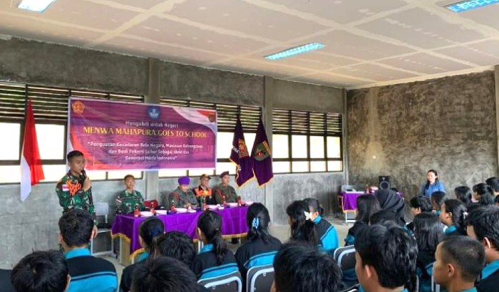 Prajurit TNI memberikan materi wawasan kebangsaan di SMA Negeri 1 Entikong perbatasan Indonesia-Malaysia, di wilayah Kabupaten Sanggau Kalimantan Barat, Rabu (5/6/2024). [ANTARA/HO-Penrem 121/Abw] 