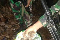 

Prajurit Satgas Pamtas menemukan karung berisi sisik trenggiling saat patroli di jalur tidak resmi di perbatasan Indonesia-Malaysia, di Kecamatan Sajingan Besar wilayah Kabupaten Sambas, Provinsi Kalimantan Barat, Kamis (13/6/2024). [ANTARA/HO-Pendam XII/Tpr]