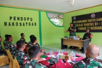 Komandan Korem 121/Alambhana Wanawwai Brigadir Jenderal TNI Luqman Areif memberikan arahan terhadap prajurit Satgas Pamtas di Entikong perbatasan Indonesia-Malaysia, wilayah Kabupaten Sanggau Kalimantan Barat. ]ANTARA/HO-Penrem 121/Abw] 