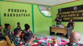 Komandan Korem 121/Alambhana Wanawwai Brigadir Jenderal TNI Luqman Areif memberikan arahan terhadap prajurit Satgas Pamtas di Entikong perbatasan Indonesia-Malaysia, wilayah Kabupaten Sanggau Kalimantan Barat. ]ANTARA/HO-Penrem 121/Abw] 