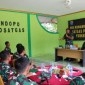 Komandan Korem 121/Alambhana Wanawwai Brigadir Jenderal TNI Luqman Areif memberikan arahan terhadap prajurit Satgas Pamtas di Entikong perbatasan Indonesia-Malaysia, wilayah Kabupaten Sanggau Kalimantan Barat. ]ANTARA/HO-Penrem 121/Abw] 