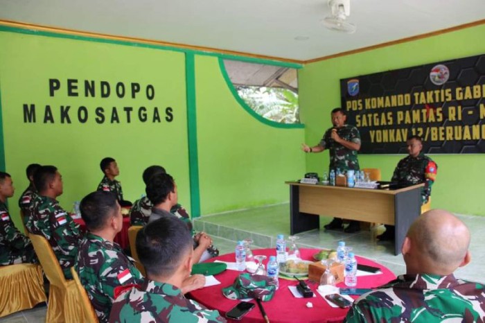 Komandan Korem 121/Alambhana Wanawwai Brigadir Jenderal TNI Luqman Areif memberikan arahan terhadap prajurit Satgas Pamtas di Entikong perbatasan Indonesia-Malaysia, wilayah Kabupaten Sanggau Kalimantan Barat. ]ANTARA/HO-Penrem 121/Abw] 