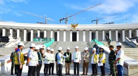 Presiden Jokowi meninjau sejumlah lokasi yang akan dijadikan tempat upacara. [setneg]