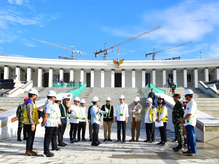 Presiden Jokowi meninjau sejumlah lokasi yang akan dijadikan tempat upacara. [setneg]