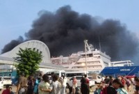 Kebakaran pada KM Umsini di Pelabuhan Soekarno-Hatta, Makassar, Minggu (9/6/2024) sore. [VOI]