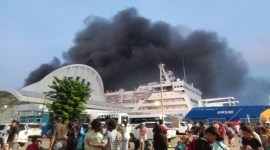 Kebakaran pada KM Umsini di Pelabuhan Soekarno-Hatta, Makassar, Minggu (9/6/2024) sore. [VOI]