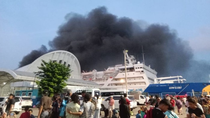 Kebakaran pada KM Umsini di Pelabuhan Soekarno-Hatta, Makassar, Minggu (9/6/2024) sore. [VOI]