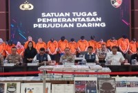 Bareskrim Polri pamerkan tersangka judi online beserta barang bukti. Sebanyak 464 orang ditetapkan sebagai tersangka di kasus judi online sepanjang 23 April-17 Juni 2024. [Era.id/Sachril A]