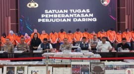 Bareskrim Polri pamerkan tersangka judi online beserta barang bukti. Sebanyak 464 orang ditetapkan sebagai tersangka di kasus judi online sepanjang 23 April-17 Juni 2024. [Era.id/Sachril A]