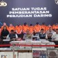 Bareskrim Polri pamerkan tersangka judi online beserta barang bukti. Sebanyak 464 orang ditetapkan sebagai tersangka di kasus judi online sepanjang 23 April-17 Juni 2024. [Era.id/Sachril A]