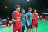 Momen ganda putra China, He Ji Ting/Ren Xiang Yu meminta foto bersama Mohammad Ahsan/Hendra Setiawan setelah memenangi final Australian Open 2024 di Quaycentre, Sydeny Olympic Park, Australia, Minggu (16/6/2024). [BWF TV]
