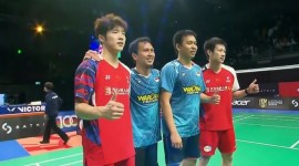 Momen ganda putra China, He Ji Ting/Ren Xiang Yu meminta foto bersama Mohammad Ahsan/Hendra Setiawan setelah memenangi final Australian Open 2024 di Quaycentre, Sydeny Olympic Park, Australia, Minggu (16/6/2024). [BWF TV]