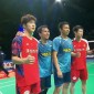 Momen ganda putra China, He Ji Ting/Ren Xiang Yu meminta foto bersama Mohammad Ahsan/Hendra Setiawan setelah memenangi final Australian Open 2024 di Quaycentre, Sydeny Olympic Park, Australia, Minggu (16/6/2024). [BWF TV]