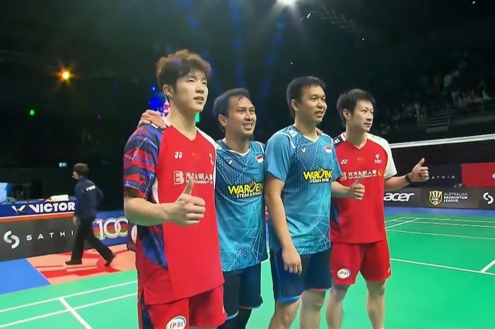 Momen ganda putra China, He Ji Ting/Ren Xiang Yu meminta foto bersama Mohammad Ahsan/Hendra Setiawan setelah memenangi final Australian Open 2024 di Quaycentre, Sydeny Olympic Park, Australia, Minggu (16/6/2024). [BWF TV]