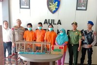 Penjual hurung sewaktu diamankan Polisi (SuarIndonesia/Dok)
